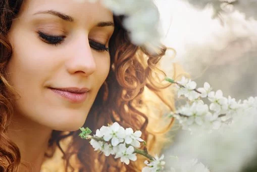 femme dans un jardin